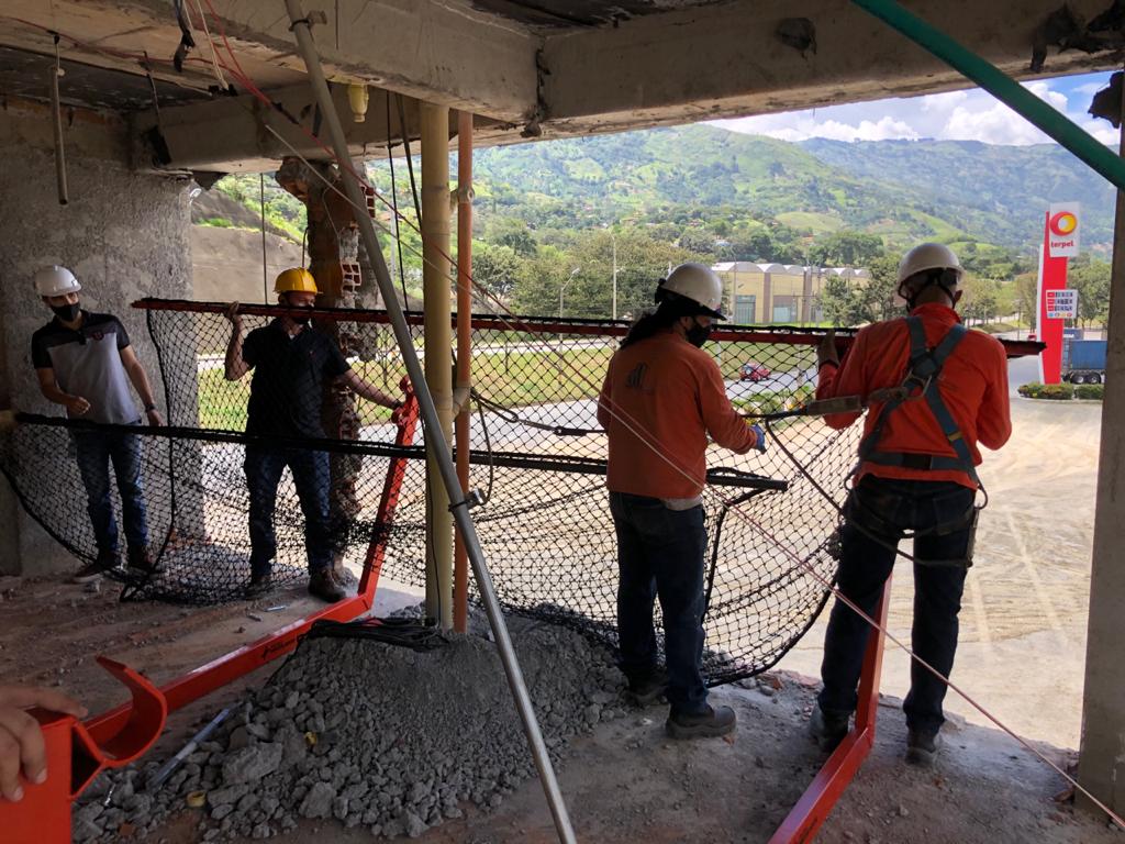 redes-de-seguridad-en una-construcción