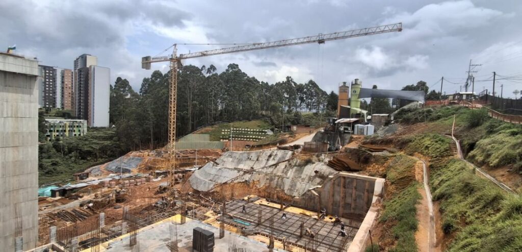 5 pasos esenciales para preparar el terreno antes de instalar una grúa en construcción 