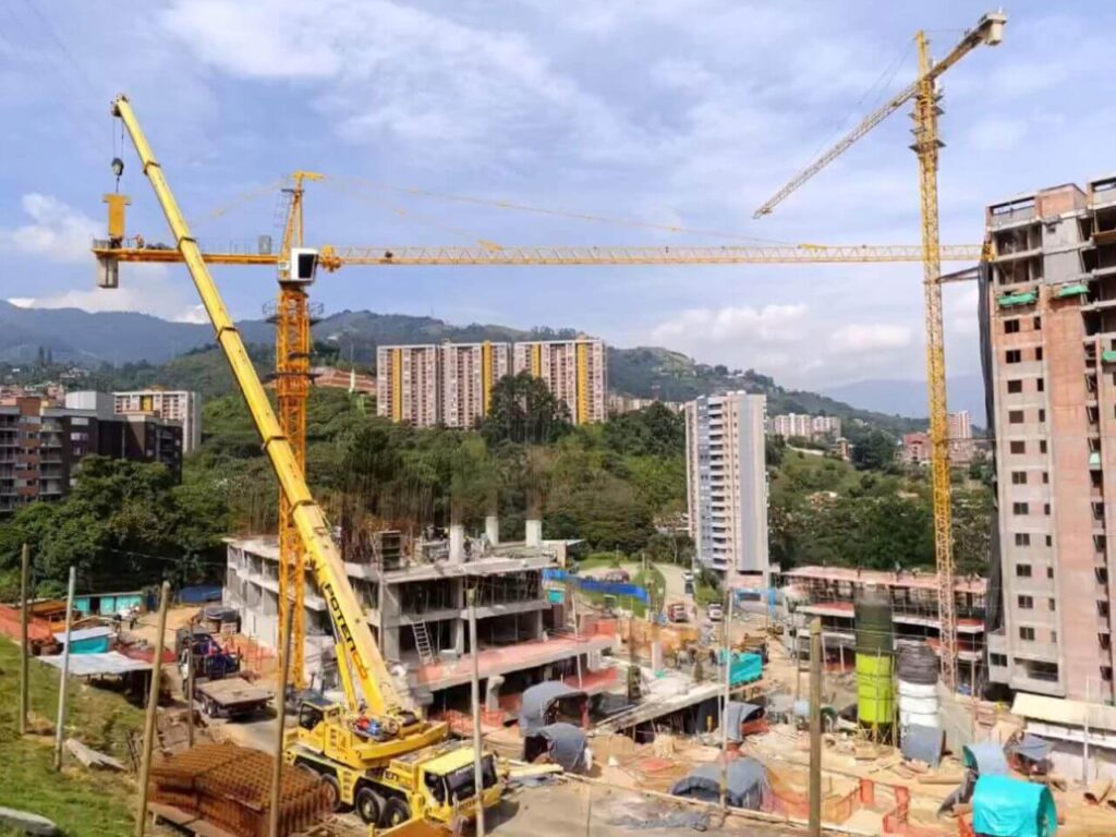 ¿Móvil o Fija? Cómo elegir el tipo de grúa correcto según tu proyecto